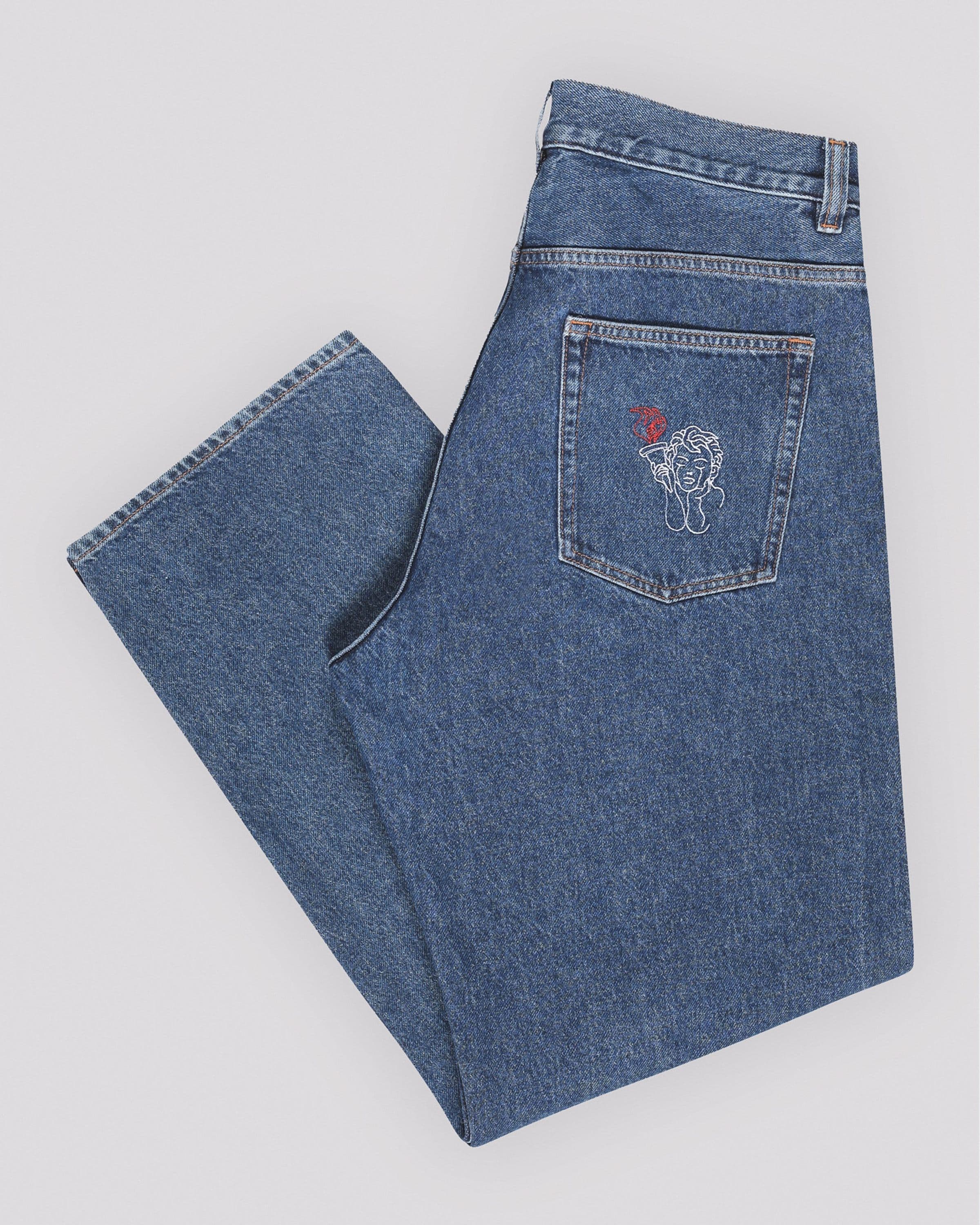 Loose fitting jeans, Fortunato Loose Jeans in blue worn by model, Beyond Medals, 2024